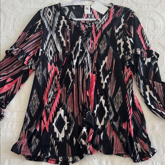 Sew In Love Geometric Black and Pink Blouse - Picture 6 of 8